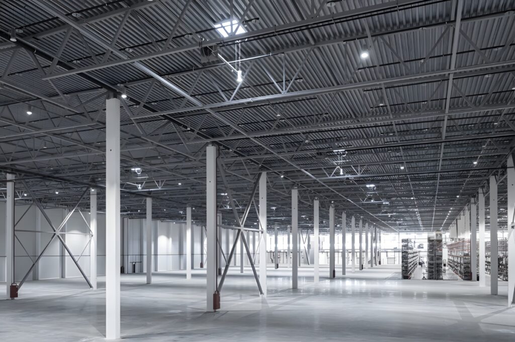 Hale przemysłowe a przechowywanie mrożonek – czy to możliwe?